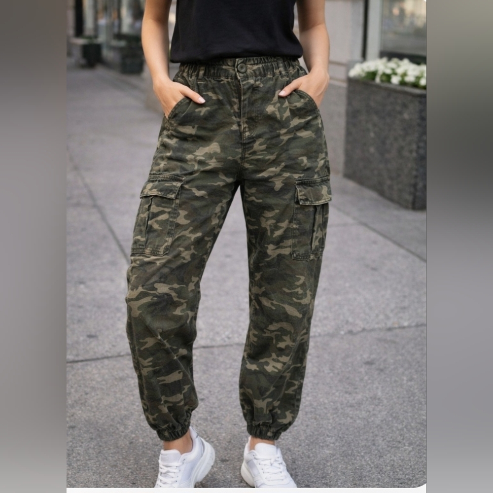 Fashion Nova Women's Green Camouflage Cargo Pants. Size US L. 98 % Cotton.